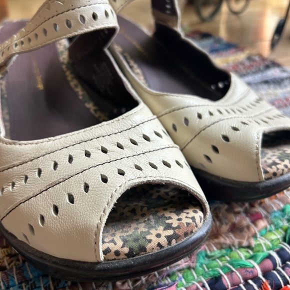 Jambu Cream Sandals with Intricate Cutout Design - Picture 3 of 15